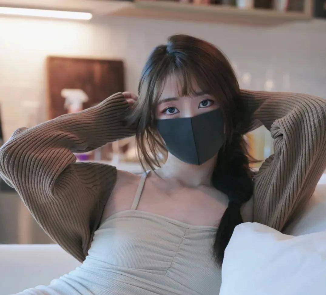 玩偶姐姐不戴口罩照片真实 玩偶姐姐为什么戴口罩不摘口罩？